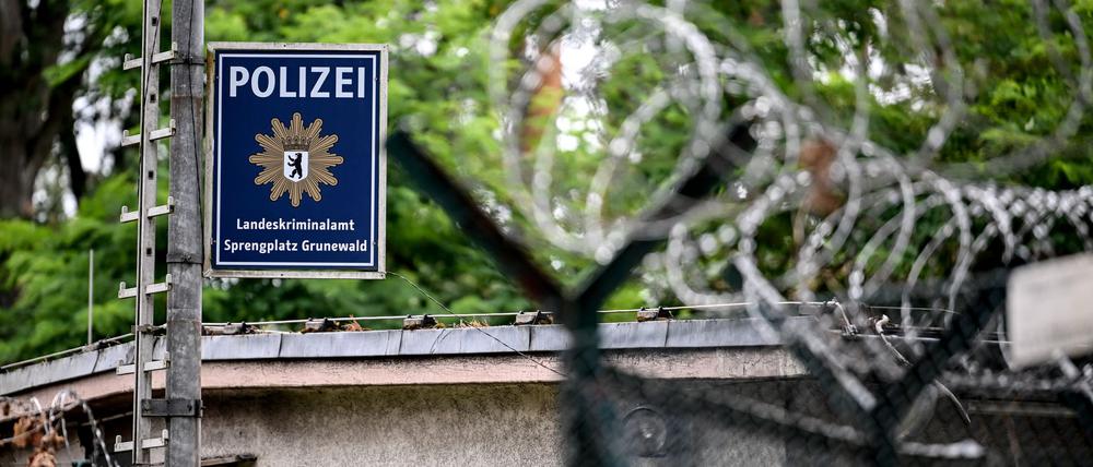 Auf dem Sprengplatz im Berliner Grunewald sind Teile der bei einer Razzia gefundenen Pyrotechnik gesprengt worden (Archivbild).