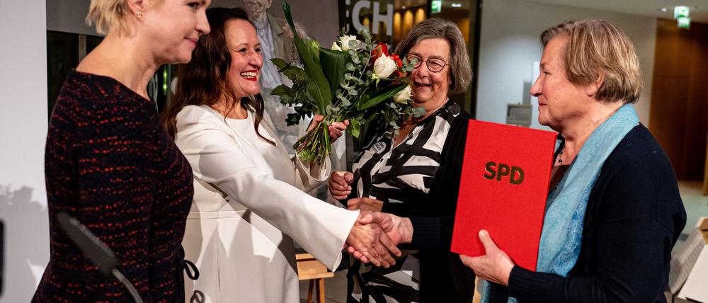 Die SPD hat den Regine-Hildebrandt-Preis verliehen - unter anderem an die Omas gegen Rechts aus Potsdam.
