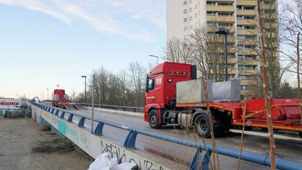 Vorbereitungen für den Abriss der Autobahnbrücke am Berliner Breitenbachplatz.