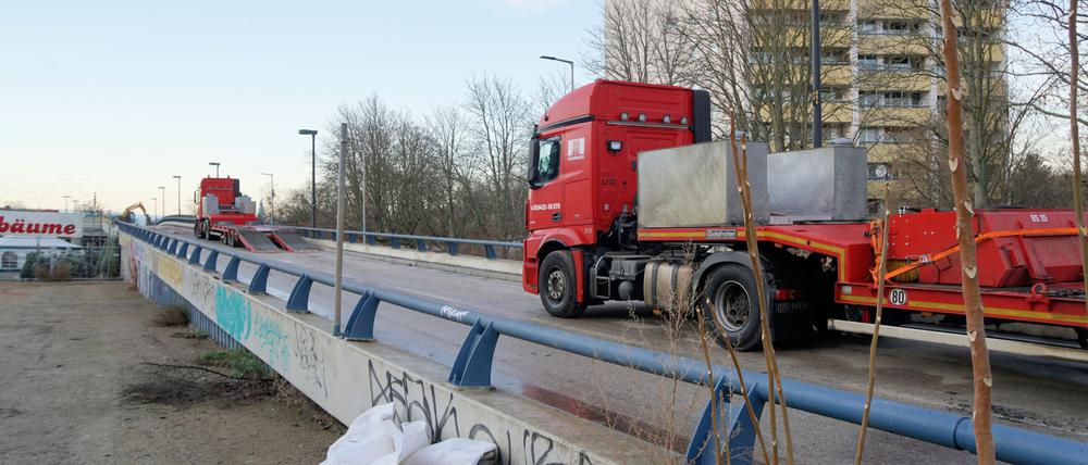 Vorbereitungen für den Abriss der Autobahnbrücke am Berliner Breitenbachplatz.