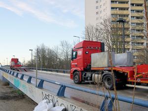 Vorbereitungen für den Abriss der Autobahnbrücke am Berliner Breitenbachplatz.
