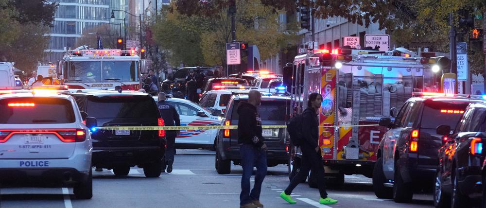 Rettungskräfte und Polizisten sind in einem abgesperrten Bereich im Einsatz, nachdem zwei Mitglieder der Nationalgarde von Schüssen getroffen wurden. 