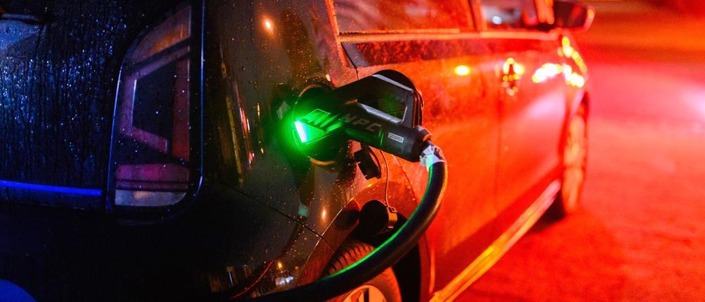 Nach der Streichung der Elektroauto-Kaufprämie Ende 2023 brachen die Verkaufszahlen von Elektrofahrzeugen an private Autofahrer ein; diese Phase ist laut HUK Coburg beendet. (Symbolbild)