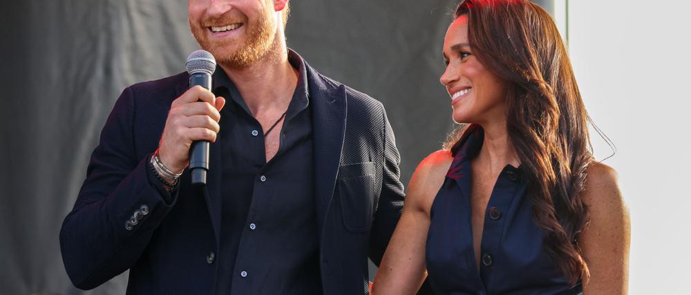 Prinz Harry und Herzogin Meghan packen in einer Gemeinschaftsküche mit an. (Archivbild) 