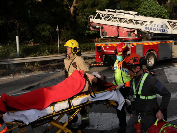 Emergency workers shift a casualty following fire across multiple buildings at Wang Fuk Court housing estate, in Tai Po, Hong Kong, China, November 26, 2025. REUTERS/Tyrone Siu