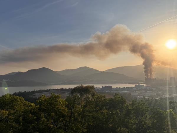 Fire engulfs high-rise subsidised-sale public housing in Tai Po View from Tai Po Industrial Estate showing fire spread across the exterior scaffolding, reaching halfway into the air and blowing towards the Tolo Harbour area on November 26, 2025 in Hong Kong. Photo by Kenneth Tung/TMHK via Nexpher Images Hong Kong