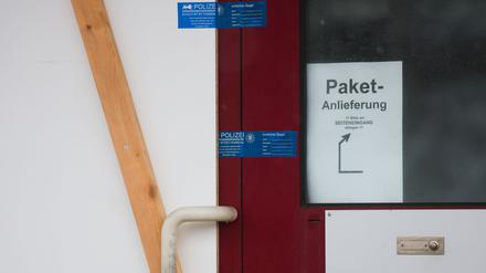 Nur Polizeisiegel erinnern noch daran, was in einer Firma in St. Johann in Baden-Württemberg passiert ist.