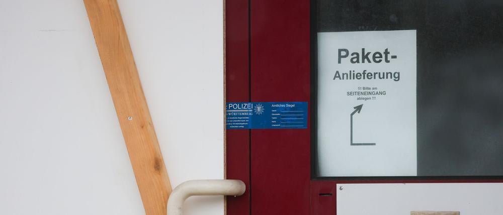 Nur Polizeisiegel erinnern noch daran, was in einer Firma in St. Johann in Baden-Württemberg passiert ist. 