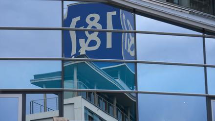 Das Logo vom 1&1 an der Firmenzentrale in Montabaur im Westerwald.