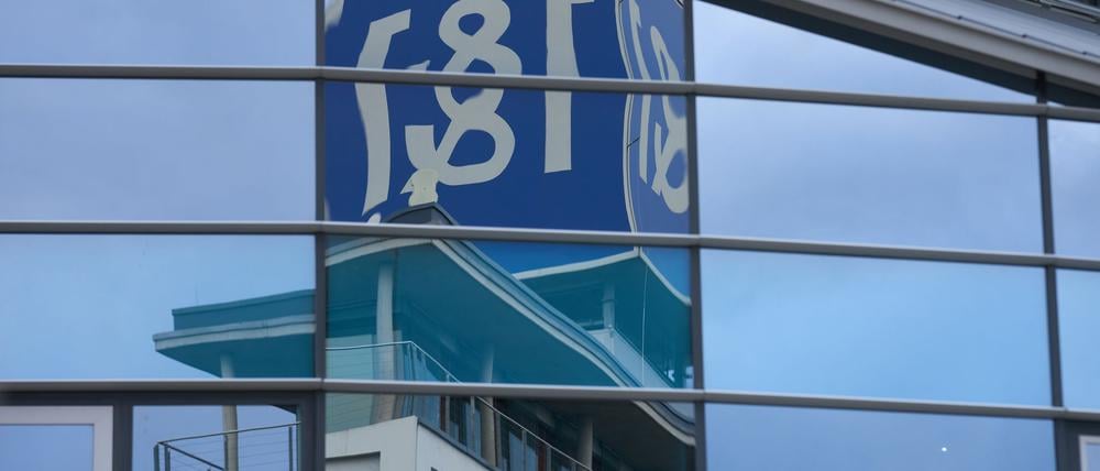 Das Logo vom 1&1 an der Firmenzentrale in Montabaur im Westerwald.