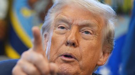 US-Präsident Donald Trump spricht zu Journalisten.