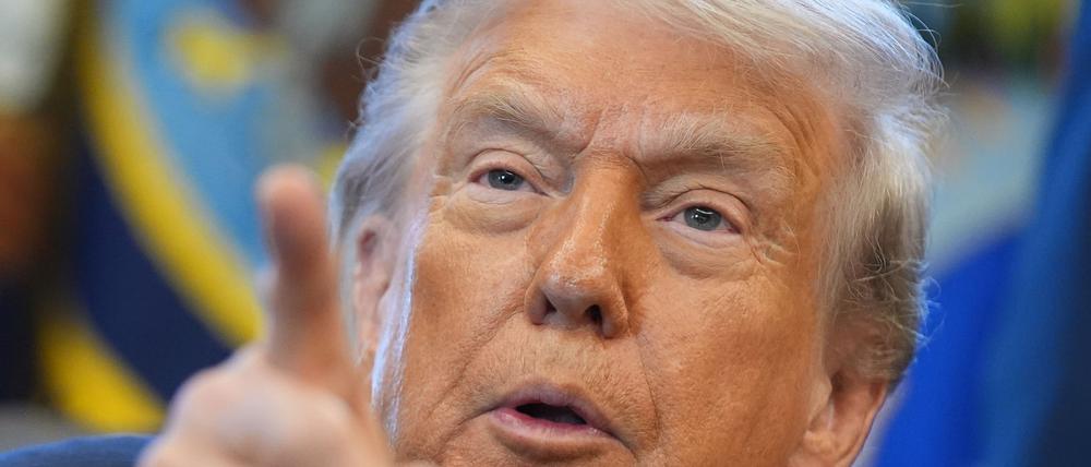 US-Präsident Donald Trump spricht zu Journalisten.