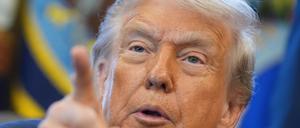 US-Präsident Donald Trump spricht zu Journalisten.