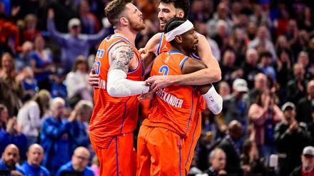 Isaiah Hartenstein (l.) feiert mit seinen Thunder-Kollegen den zehnten Sieg in Folge.