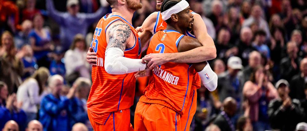 Isaiah Hartenstein (l.) feiert mit seinen Thunder-Kollegen den zehnten Sieg in Folge.