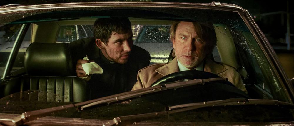 Josh O'Connor als Priester Jud Duplenticy und Daniel Craig als Detektiv Benoit Blanc spielen die Hauptrollen in „Wake Up Dead Man“.