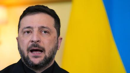Der ukrainische Präsident Wolodymyr Selenskyj spricht vor den Medien.