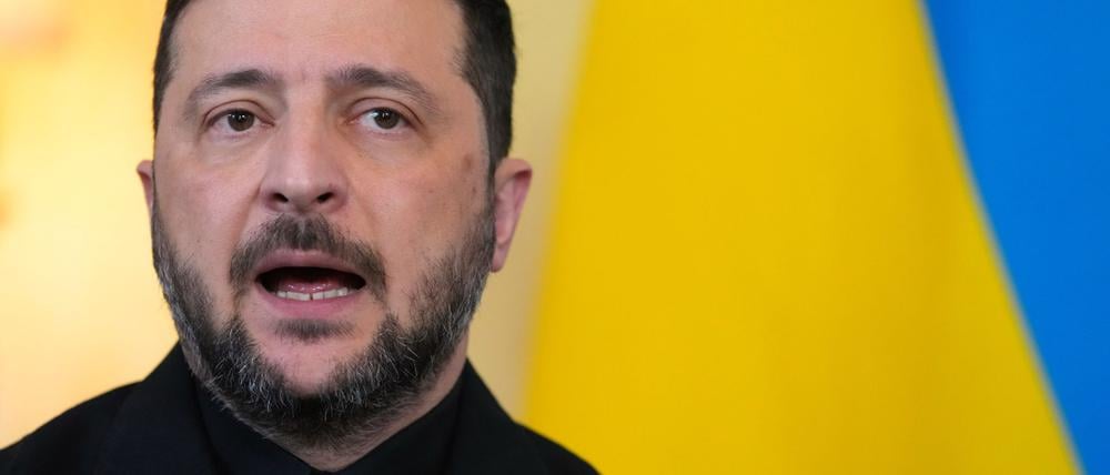 Der ukrainische Präsident Wolodymyr Selenskyj spricht vor den Medien.