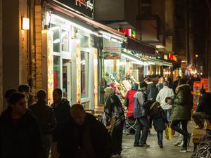 Berlin Neukölln: Cafes, Supermärkte, Imbisse. Es gibt tausende potenziell betroffene Geschäfte in Berlin. 