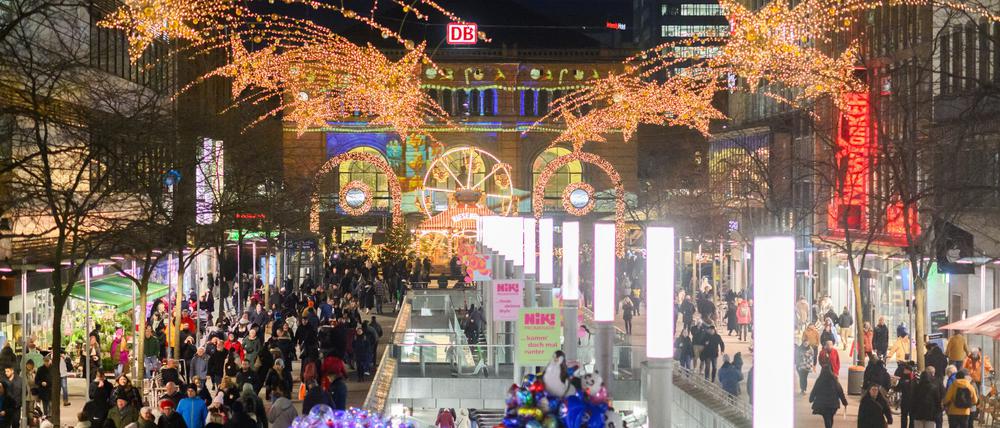 Die weihnachtlich geschmückte Innenstadt von Hannover. Viele Einzelhändler fürchten in diesem Jahr ein schlechtes Weihnachtsgeschäft. (Symbolbild)