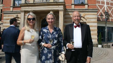 EINMALIGE VERWENDUNG --  Alice Weidel,MdB,(AfD),(m.) zusammen mit Unternehmer Theo Mueller (r.) (Mueller Milch) und seiner Frau Beate Ebert (l.) beim Besuch der Vorstellung von „Die Walkuere“ bei den Bayreuther Festspielen im August 2025