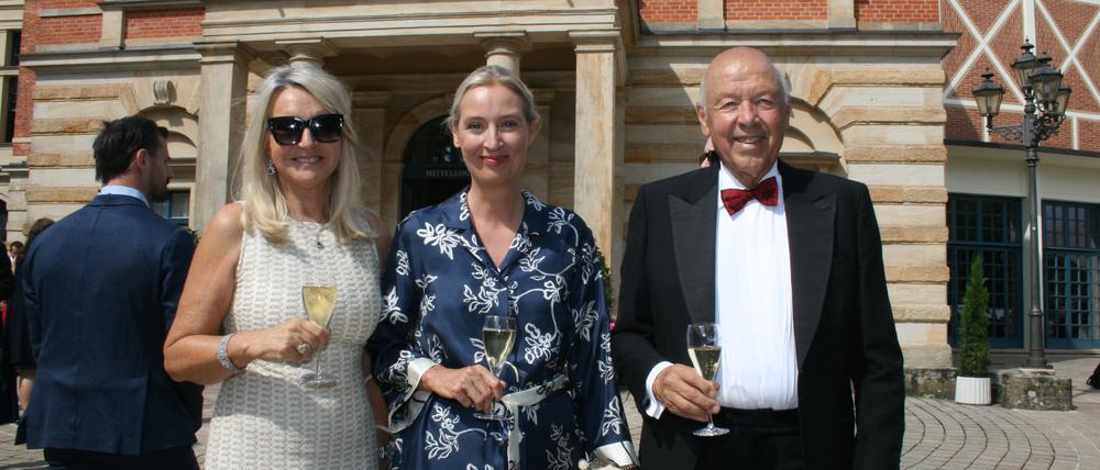 EINMALIGE VERWENDUNG -- Alice Weidel,MdB,(AfD),(m.) zusammen mit Unternehmer Theo Mueller (r.) (Mueller Milch) und seiner Frau Beate Ebert (l.) beim Besuch der Vorstellung von „Die Walkuere“ bei den Bayreuther Festspielen im August 2025
