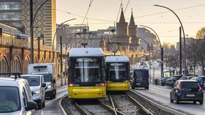 Straßenbahnen der M10 am U-Bahnhof Warschauer Straße, im Hintergrund die Oberbaumbrücke.