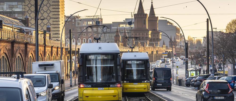 Straßenbahnen der M10 am U-Bahnhof Warschauer Straße, im Hintergrund die Oberbaumbrücke.