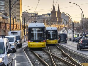 Straßenbahnen der M10 am U-Bahnhof Warschauer Straße, im Hintergrund die Oberbaumbrücke.