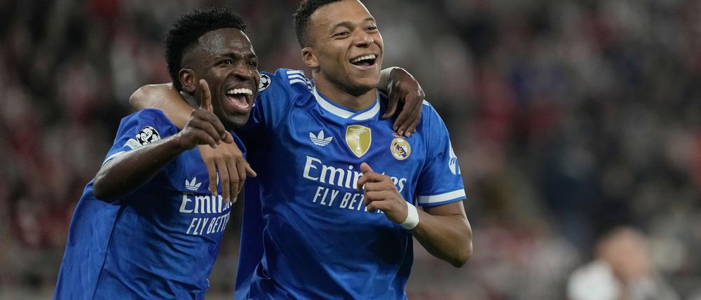 Kylian Mbappé (r) und Vinicius Junior von Real Madrid feiern den Champions-League-Sieg in Piräus.