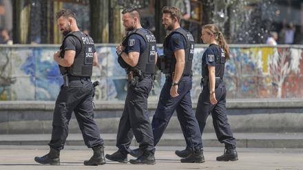 Polizisten auf dem Alexanderplatz, Mitte, Berlin.