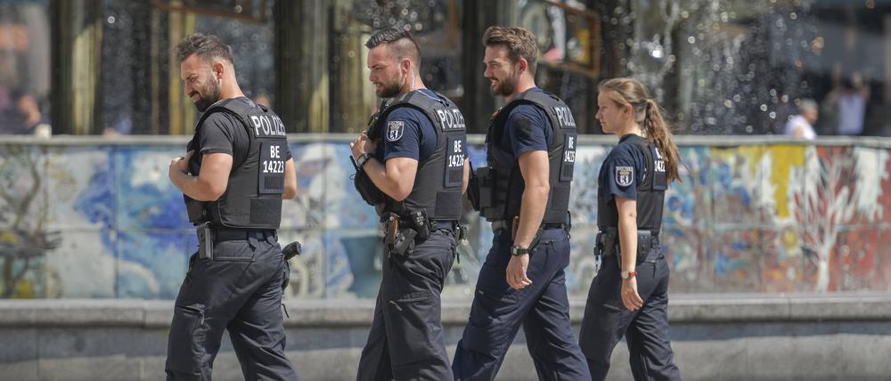 Polizisten auf dem Alexanderplatz, Mitte, Berlin.