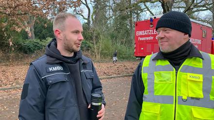 Sprengmeister Mike Schwitzke und sein Kollege Markus Kreuzer entschärften im Potsdamer Forst eine Bombe.