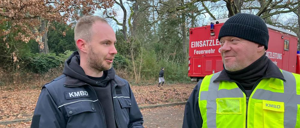 Sprengmeister Mike Schwitzke und sein Kollege Markus Kreuzer entschärften im Potsdamer Forst eine Bombe.