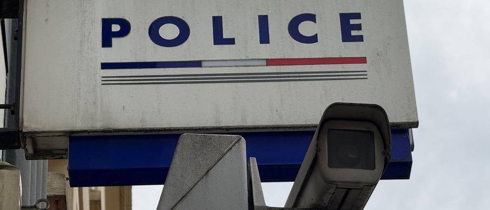 Ein Stalker, der sich in Frankreich unter dem Bett seiner Ex-Frau versteckte, wurde in einem beschleunigten Verfahren verurteilt. (Symbolbild)