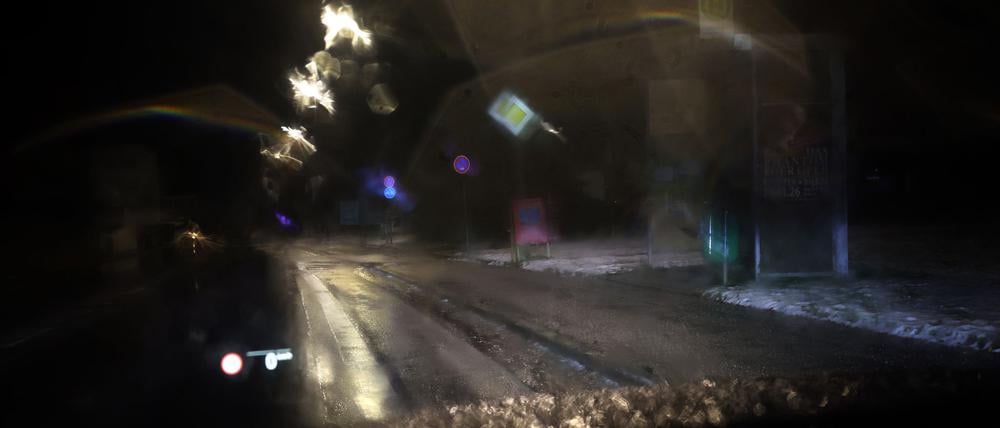 Regen auf kalten Boden verursacht der DWD-Vorhersage zufolge Glatteis im Südosten. (Archivbild) 