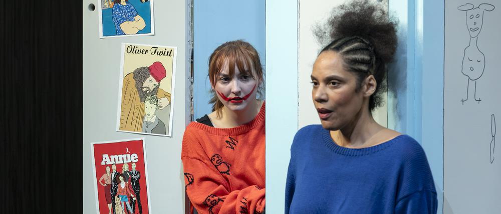 Klarkommen mit einer psychisch kranken Mutter: Viktoria Schreiber (links) und Lara-Sophie Milagro spielen die beiden Töchter.