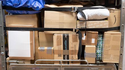 Pakete sind auf einem Wagen gestapelt.  