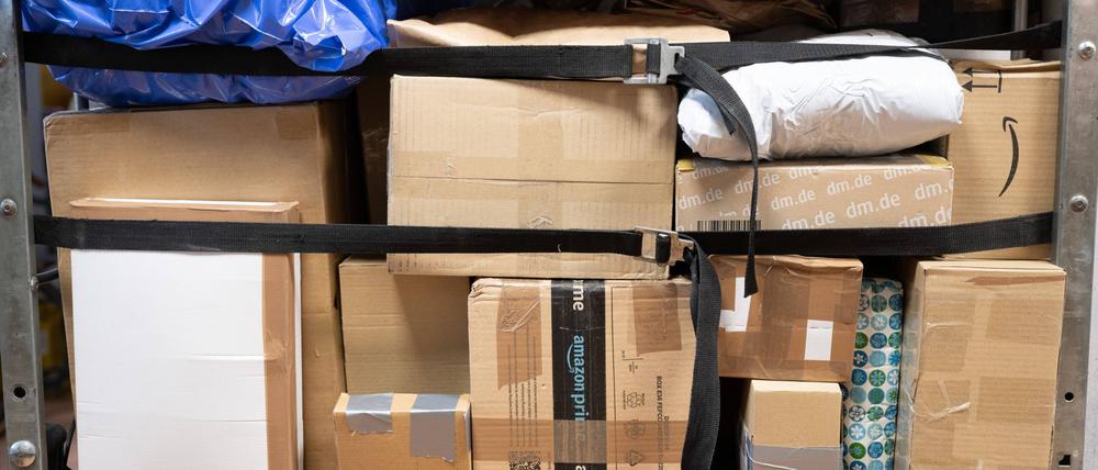 Pakete sind auf einem Wagen gestapelt.  