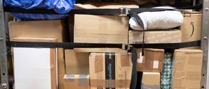 Pakete sind auf einem Wagen gestapelt.