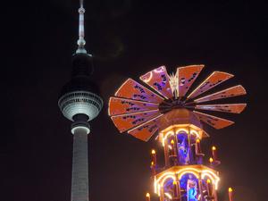 25.11.2025, Berlin - Deutschland. Weihnachtsmarkt am Alex. *** 25 11 2025, Berlin Germany Christmas market on the Alex
