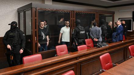 Einige Angeklagte sind im Gericht in Rostow am Don zu sehen.