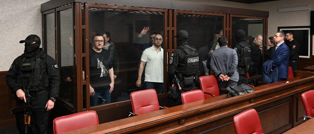 Einige Angeklagte sind im Gericht in Rostow am Don zu sehen.