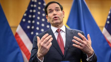 US-Außenminister Marco Rubio hält am 23. November 2025 nach Gesprächen über einen US-Plan zur Beendigung des Krieges in der Ukraine in der US-Vertretung in Genf eine Pressekonferenz ab.