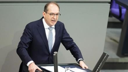 Alexander Dobrindt (CSU), Bundesinnenminister, spricht in der Debatte zum Bundeshaushalt im Bundestag. 