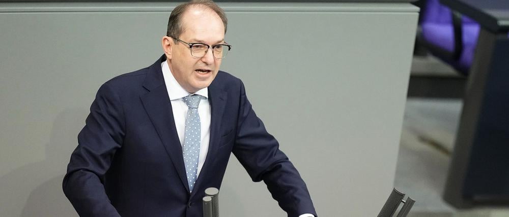 Alexander Dobrindt (CSU), Bundesinnenminister, spricht in der Debatte zum Bundeshaushalt im Bundestag.