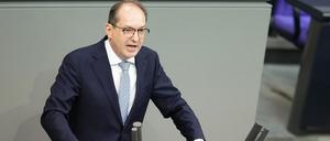Alexander Dobrindt (CSU), Bundesinnenminister, spricht in der Debatte zum Bundeshaushalt im Bundestag.