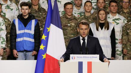 Frankreichs Präsident Emmanuel Macron, hält auf einem Militärstützpunkt in Varces eine Rede.