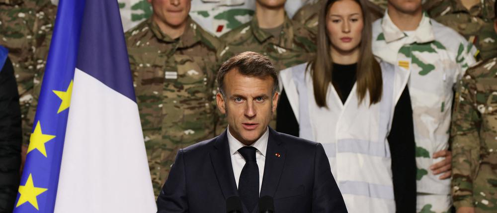 Frankreichs Präsident Emmanuel Macron, hält auf einem Militärstützpunkt in Varces eine Rede.