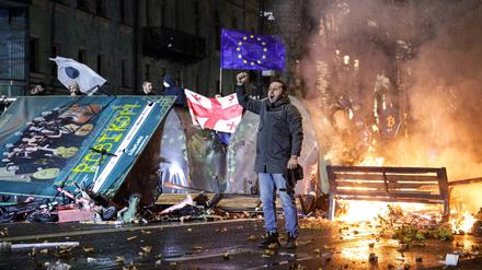 Seit einem Jahr protestieren Georgier:innen gegen die Entscheidung ihrer russlandnahen Regierung, die EU-Perspektive ihres Landes auf Eis zu legen und die Rechte von Minderheiten einzuschränken.